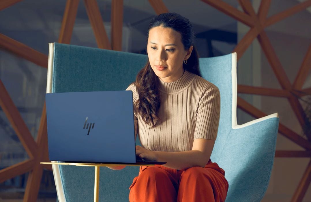 Mitarbeiterin mit HP Laptop – umfassender Endgeräteschutz durch HP Wolf Security