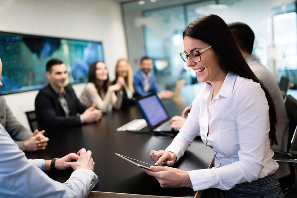 Smartes-Arbeiten_Frau_Office_Meeting_shutterstock_1131714749