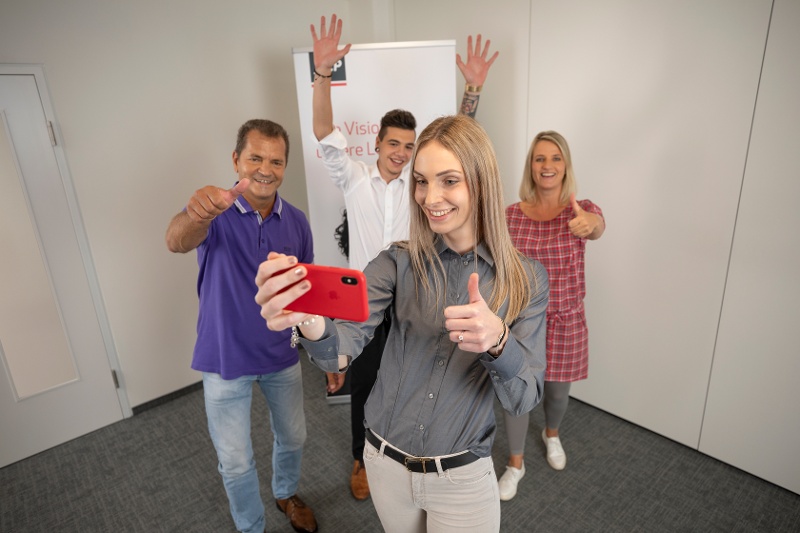 choose-your-own-device-gruppe-macht-mit-iphone-ein-selfie
