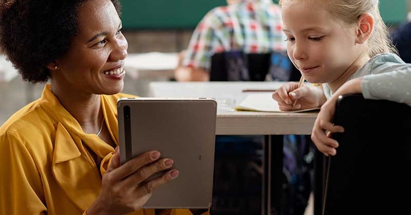 Lehrerin zeigt Schülerin eine Grafik auf dem Samsung for Education Device.
