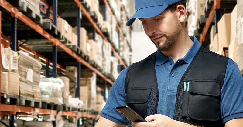 Logistik Mitarbeitender nutzt das Samsung Rugged Device.