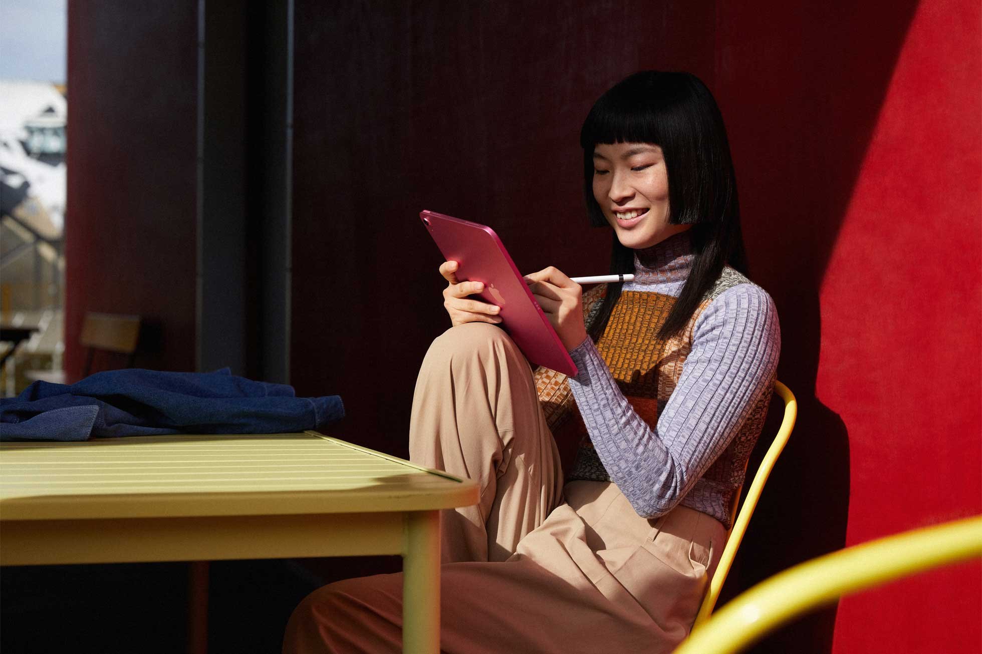 Mit schnellen drahtlosen Verbindungen und Unterstützung für tolles Zubehör bieten die neuen iPads Nutzer*innen mehr Möglichkeiten, kreativ und produktiv zu sein.