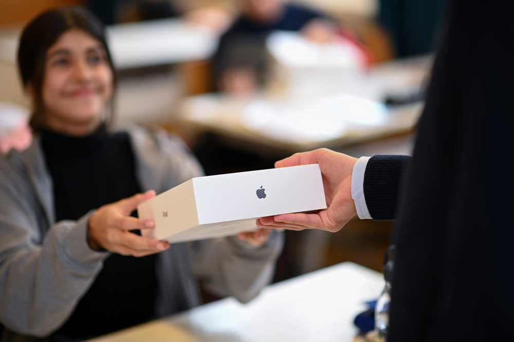 Schülerin bekommt ipad für den Unterricht