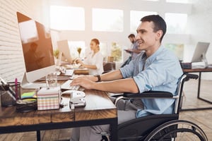 arbeiten_rollstuhl_büro_barrierefreiheit_computer_team_modern