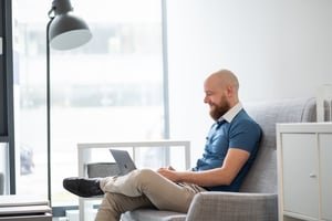 Mann arbeitet am MacBook von zu Hause