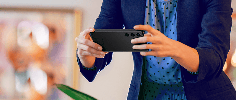 Person mit Samsung Smartphone in der Hand