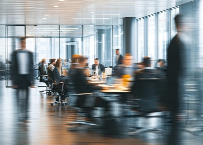 Büro - verschwommen - shutterstock_2705185427