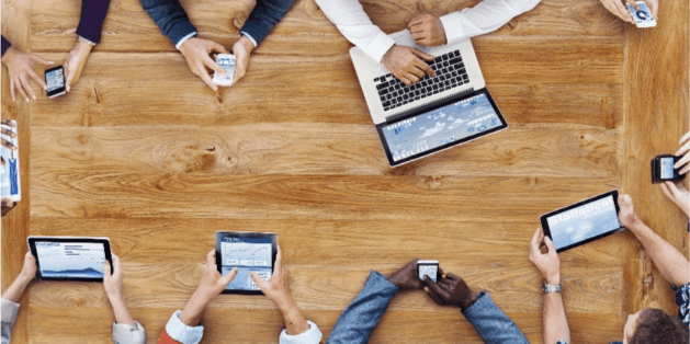 teamwork-team-meeting-besprechung-geräte-devices-notebook-handy-laptop-smartphone-tablet-1