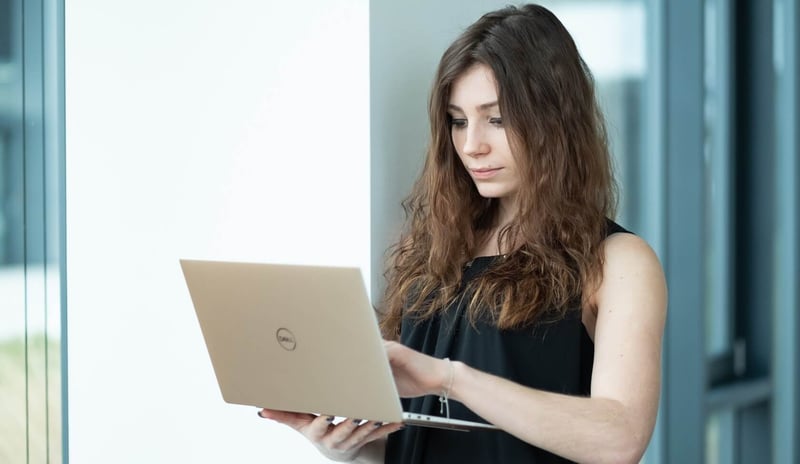 Frau mit Dell Laptop in der Hand