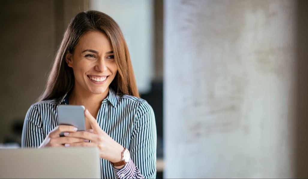 Frau mit Smartphone | MaaS | shutterstock_1064548946-1