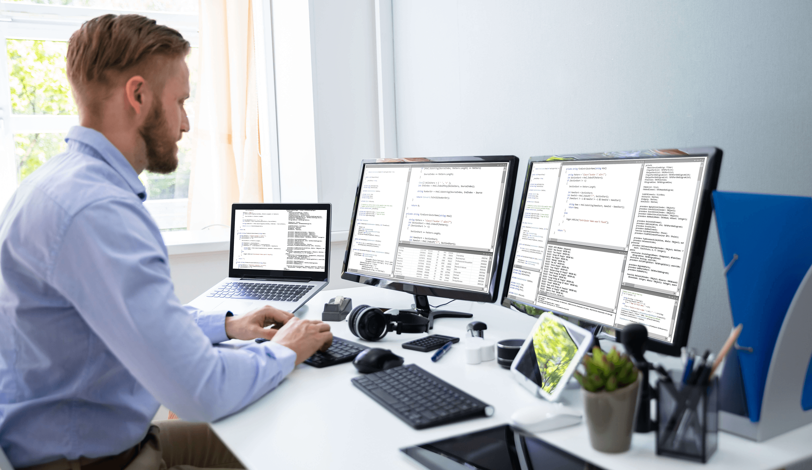 Mann im Homeoffice mit mehreren Bildschirmen
