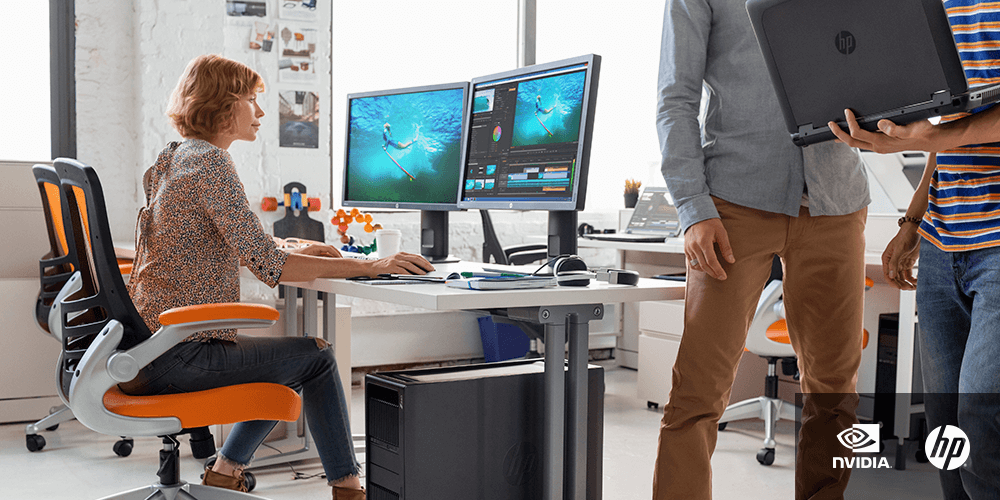 Frau am Arbeitsplatz mit zwei Bildschirmen | NVIDIA | HP