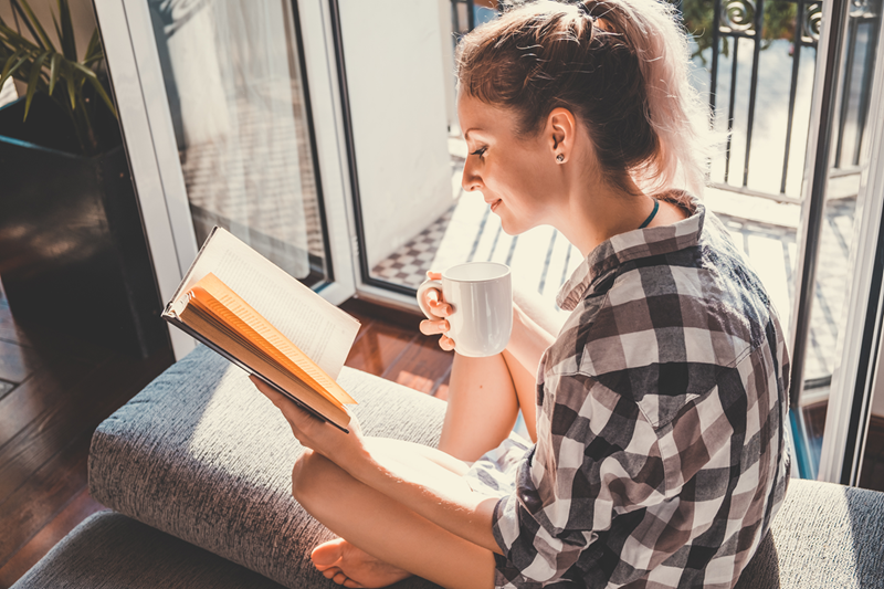 Leseecke-Frau-Kaffee-Office4-2023