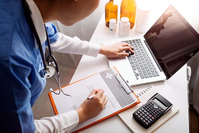 medizin_gesundheit_arzt_laptop_befund