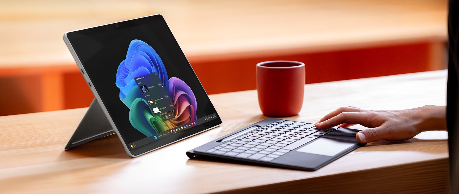 Microsoft Surface Pro Produktbild mit Hand