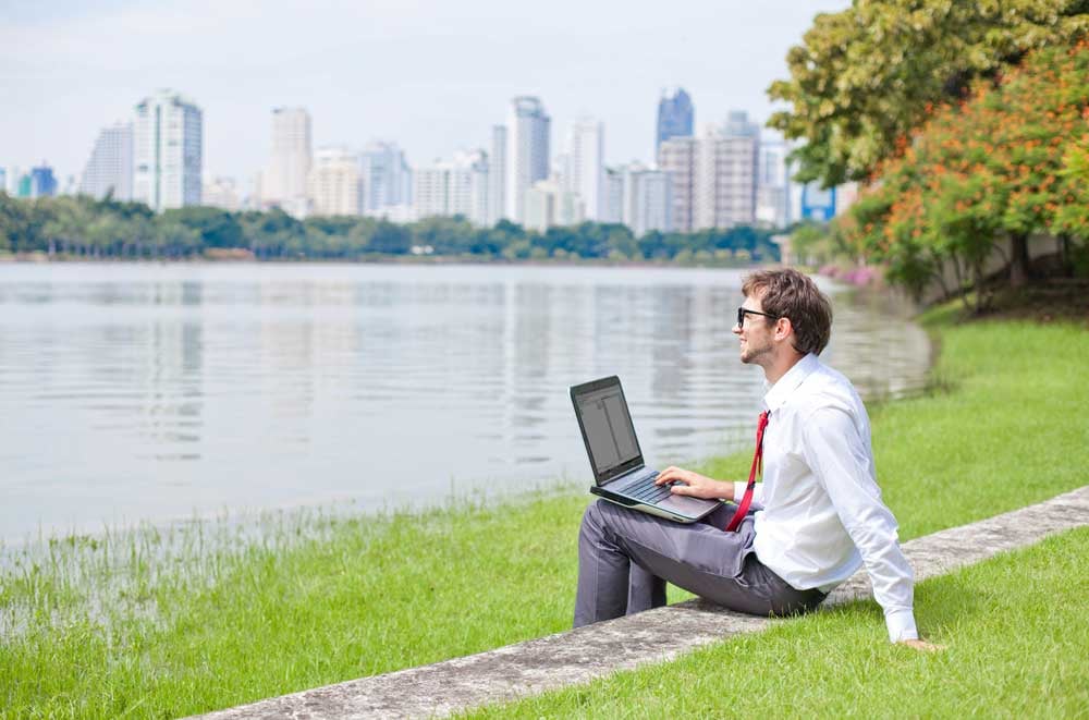 ACX-Mann-mit-Laptop-im-Freien-Leistungen