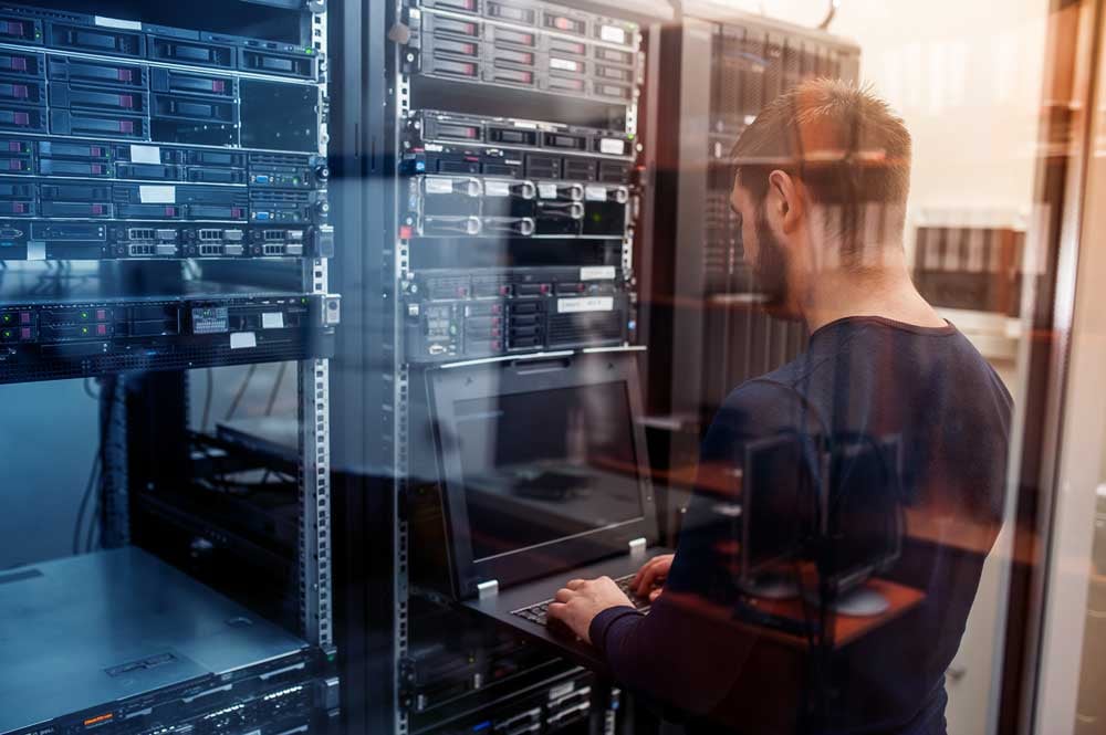 IT Experte arbeitet an einem Backup im Serverraum