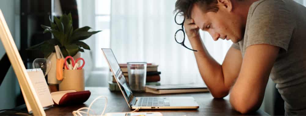 stress-überforderung-laptop-homeoffice-Schreibtisch_796181494