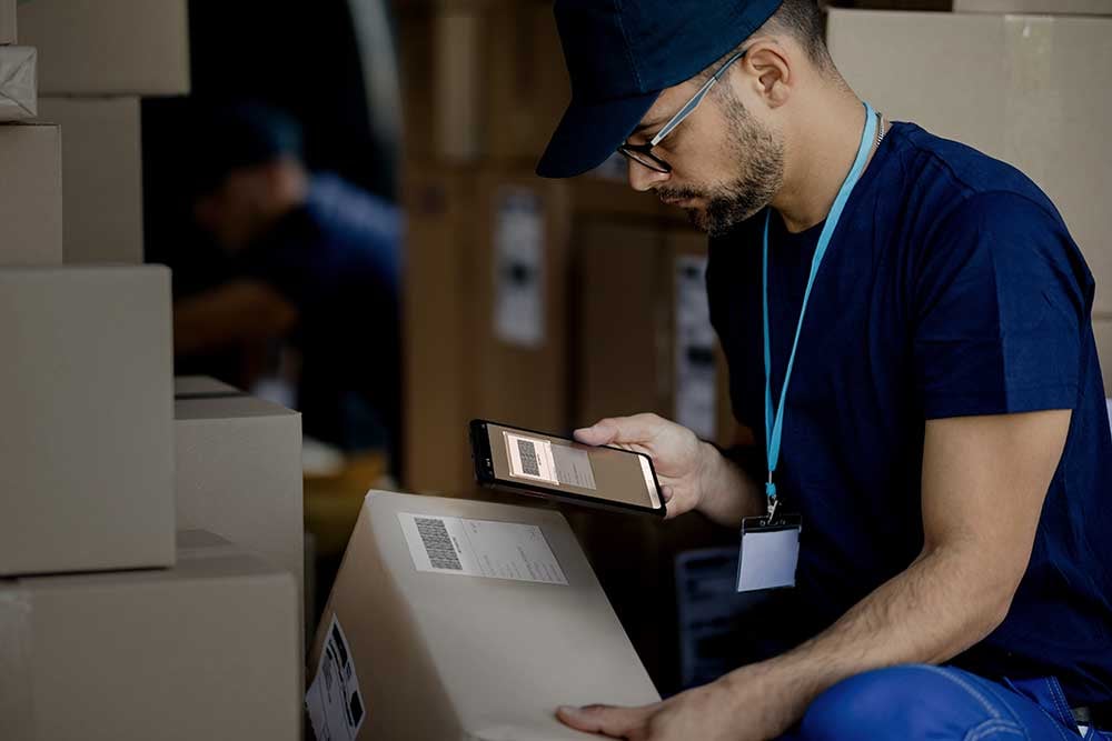 Mit mobilen Geräten mit integrierten Barcode-Scannern lassen sich Pakete identifizieren.