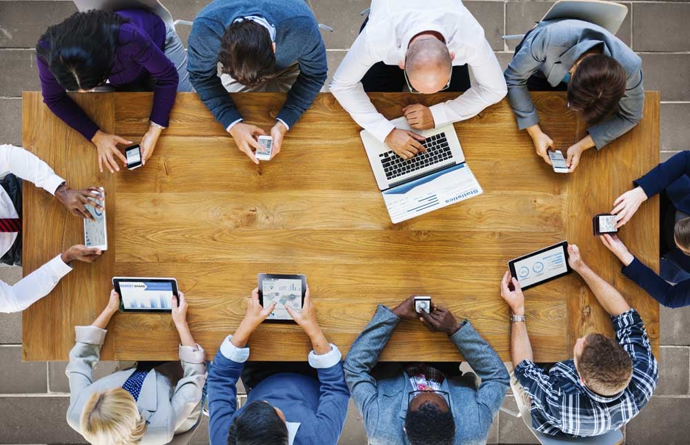 Mitarbeiter arbeiten mit unterschiedlichen Devices - Anforderungen an die Geräteverwaltung steigen