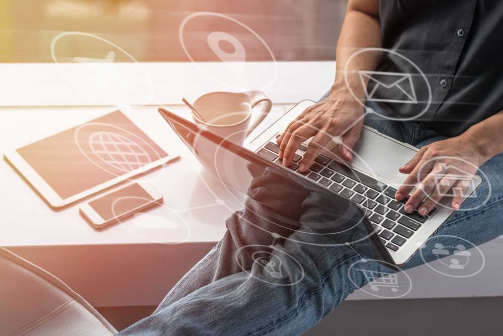 Workspace ONE ermöglicht das zentrale und drahtlose Management von Desktops, Wearables, Rugged Devices, Mobil- und IoT-Geräten