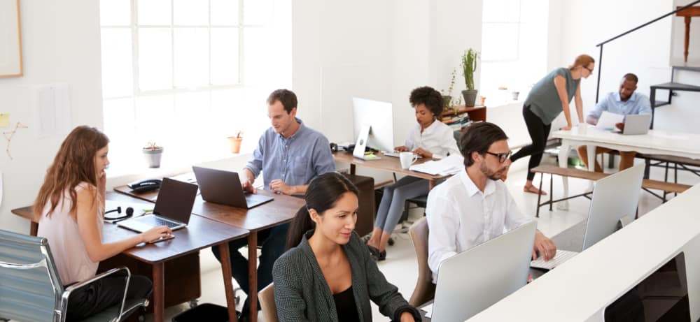 Besonders in Co-Working-Spaces ist es wichtig, dass Bildschirme beim Verlassen des Arbeitsplatzes gesperrt und Unterlagen niemals unbeaufsichtigt zurückgelassen werden.