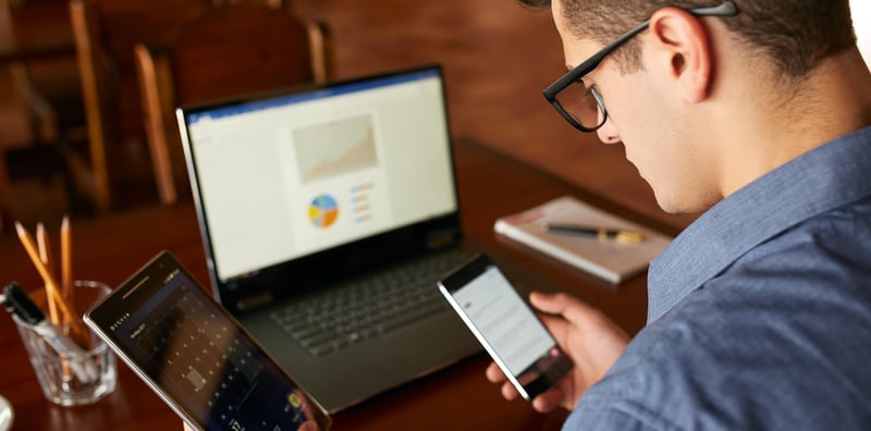 Mitarbeiter*innen die ins Homeoffice wechseln oder gerade neu anfangen, müssen mit neuen Devices ausgestattet werden.
