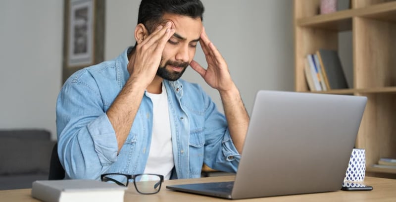 BU: Die „digitale Erschöpfung“ beschreibt ein Gefühl der Ermüdung, ausgelöst durch zu viel Zeit mit digitalen Devices bzw. Bildschirmzeit.