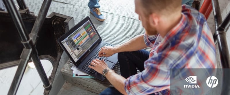 Mann arbeitet im Zug auf Z Workstation by HP. | ACP - IT for innovators.