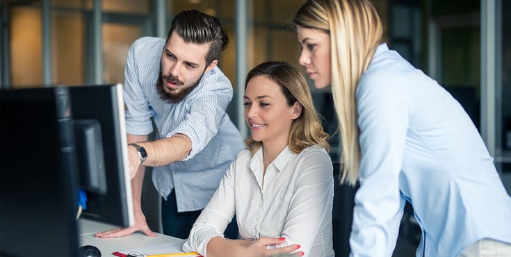 Mehrere Personen an einem Computer - shutterstock_488416786