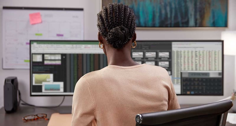 HP - Frau am Arbeitsplatz - Daten am Bildschirm - Intel_HP_27k_G3_4K_Display_and-_Z2_Mini_G5_Workstation_Hot-Rods_Mustang_Ludao_Columbia_Jerry_Lifestyle_5683