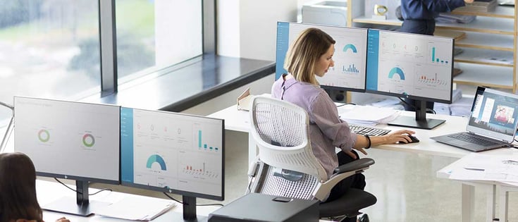 Frau am Arbeitsplatz mit HP Proactive Insights
