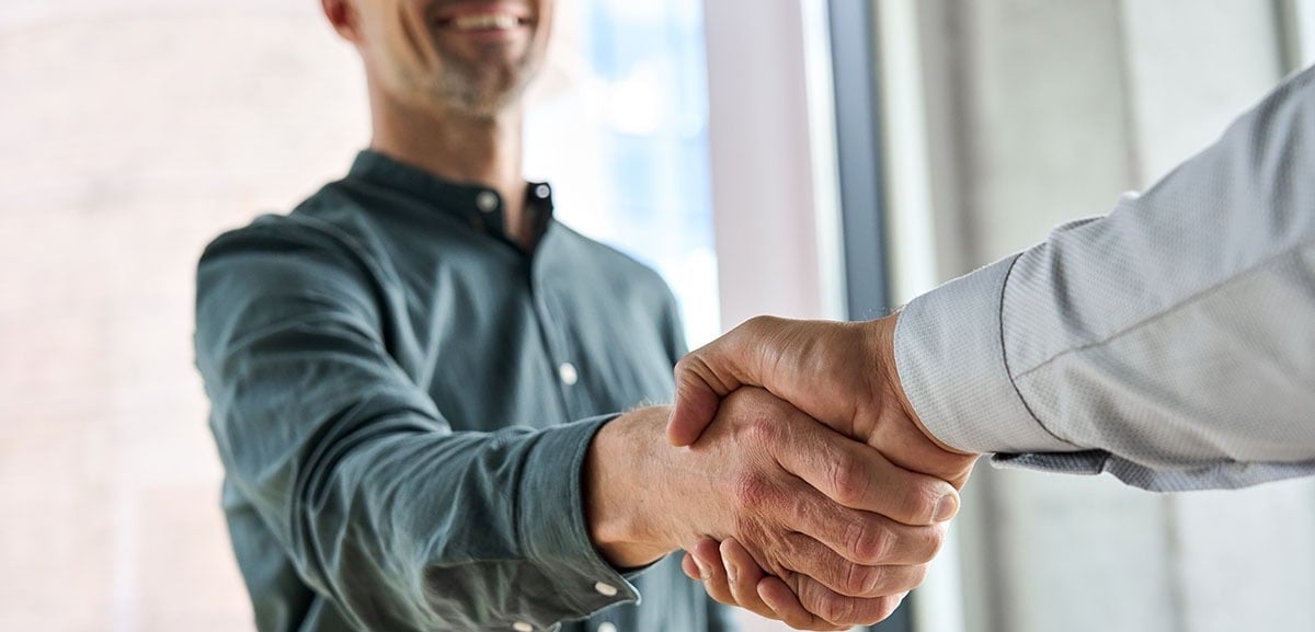 Handschlag - Blogbeitrag - Broadcom Übernahme VMware - Bild 2 -shutterstock_2014536923