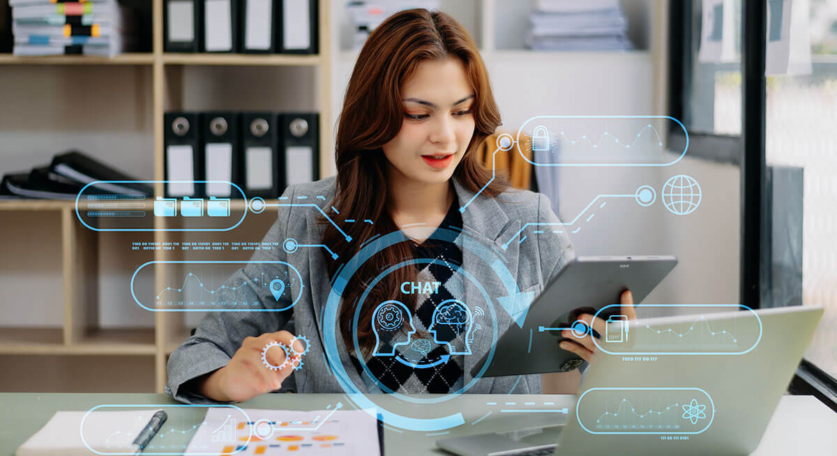 shutterstock_2285768821 - Frau vor Computer mit KI - klein
