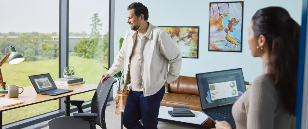 Team arbeitet in einem modernen Büro auf HP EliteBook G1i Geräten. | ACP - IT for innovators.