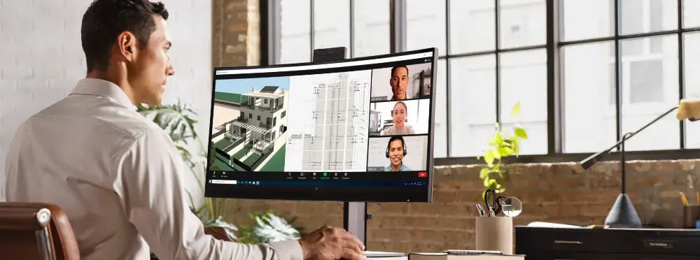 Mann arbeitet auf Z by HP Workstation und führt Videokonferenz.