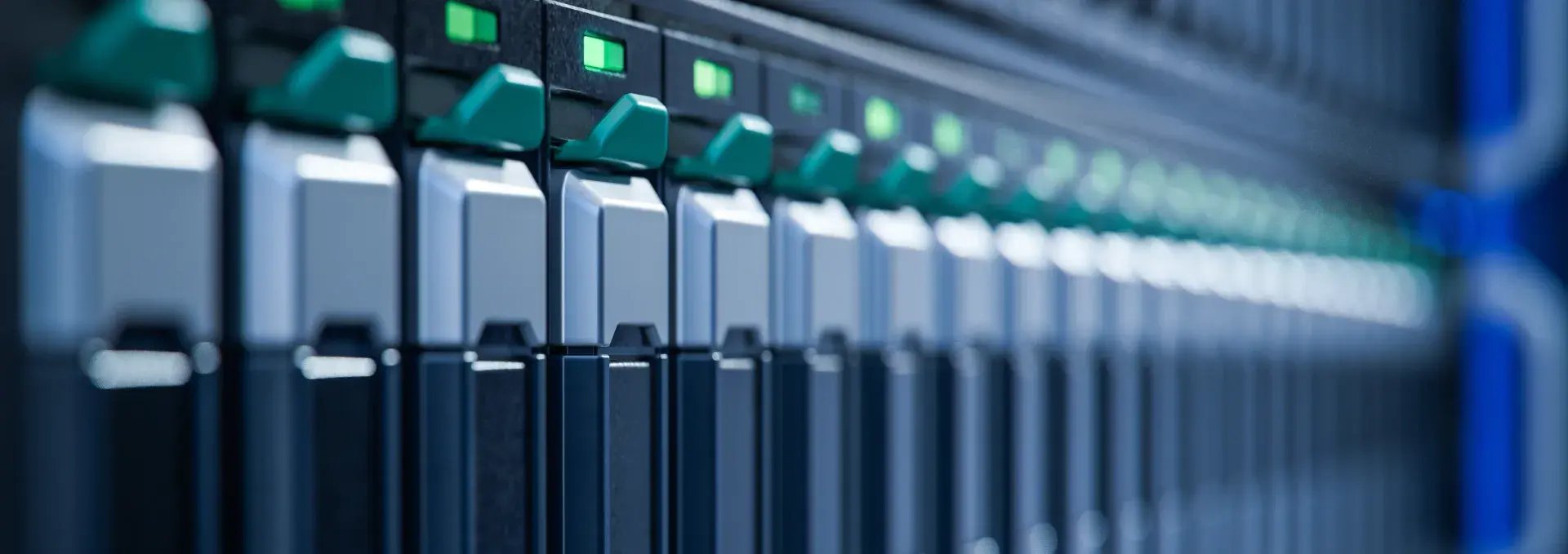 Server Rack mit SSD im modernen Rechenzentrum | ACP