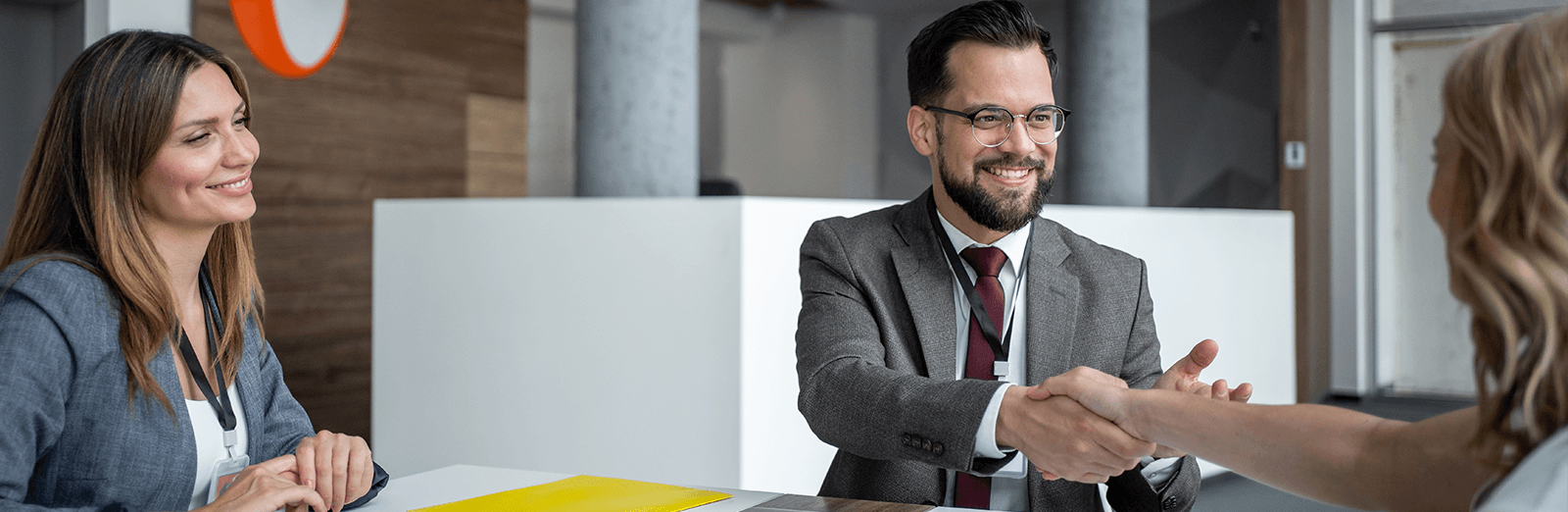 IT-Team analysiert verschiedene Hypervisor-Alternativen und bewertet Kosten, Workloads und Virtualisierungsstrategie für die zukünftige Plattformwahl.