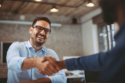 büro_deal_einigung_zufrieden_lächeln_geschäft_glücklich_hände_schütteln_partnerschaft