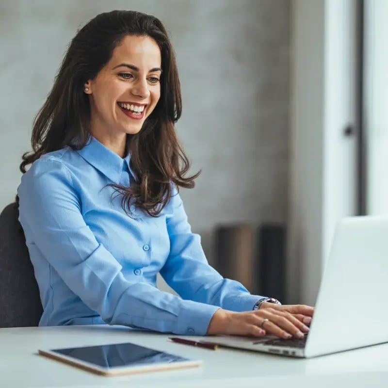 Frau arbeitet mit Laptop und genießt die perfekte User Experience mit IGEL 