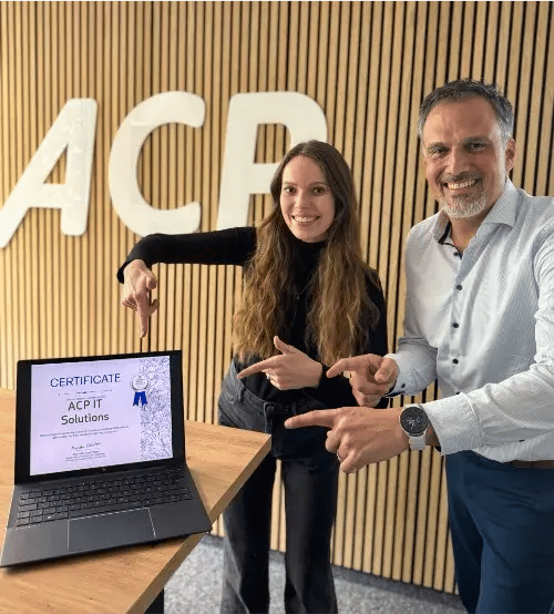 ACP Mitarbeitende freuen sich über den HP Customer Service Excellence Award.