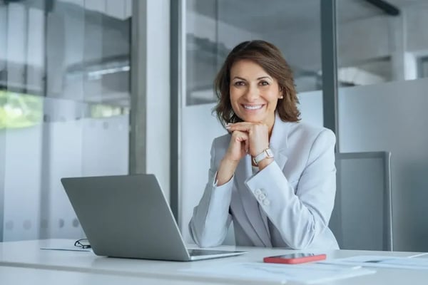 Frau arbeitet ortsunabhängig mit dem ACP Smart Workspace.