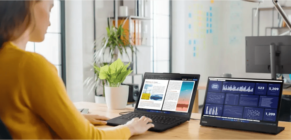 Frau arbeitet auf nachhaltigem Lenovo Laptop.