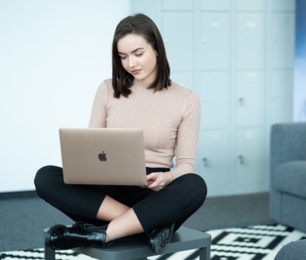 Frau mit Apple MacBook | easyMac