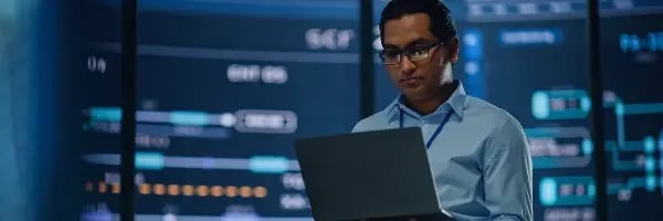 Security-Experte arbeitet auf Laptop mit Microsoft Security Lösungen