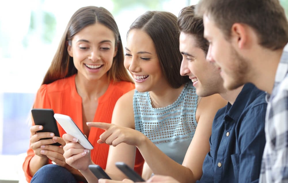 Freundesgruppe | Smartphone | shutterstock_1395768077