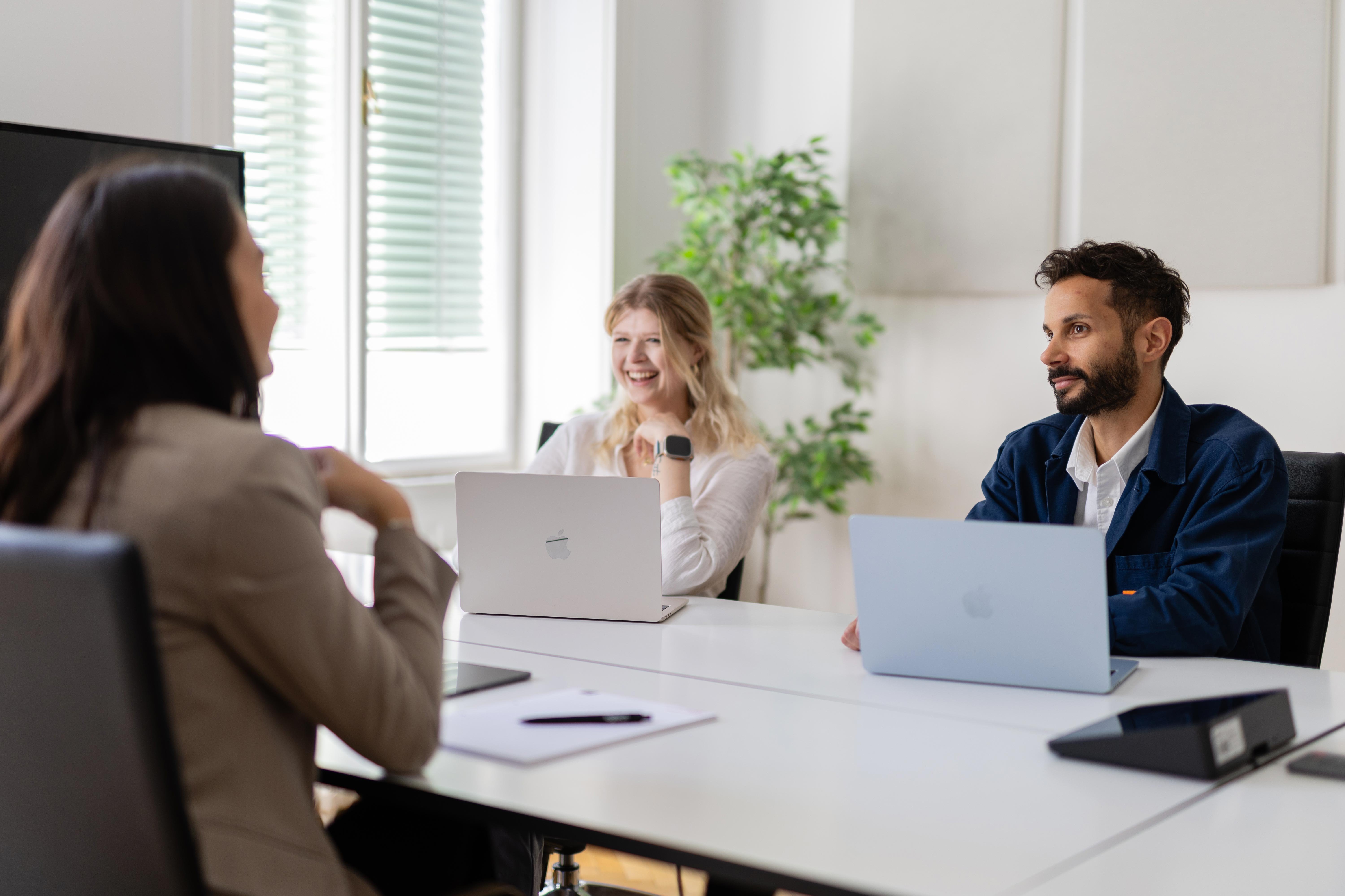 techWERK-Newsletter-Gewinnspiel-Mitarbeiter-mit-MacBook-Air-M4