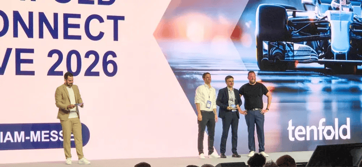 ACP übernimmt tenfold Award auf der Bühne der tenfold connect live in Köln.