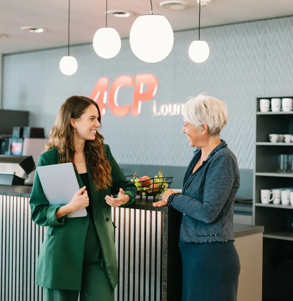 ACP Expertin berät Kundin.