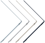 Vier geöffnete Apple Laptops in verschiedenen Farben sind in der Seitenansicht zu sehen, um die dünne Produktform in leicht abgewinkelter Abbildung darzustellen.